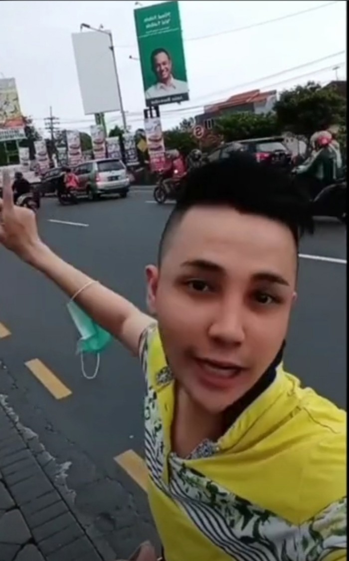 Viral Pemuda Sindir Baliho Anies Baswedan Orang Yaman di Surabaya