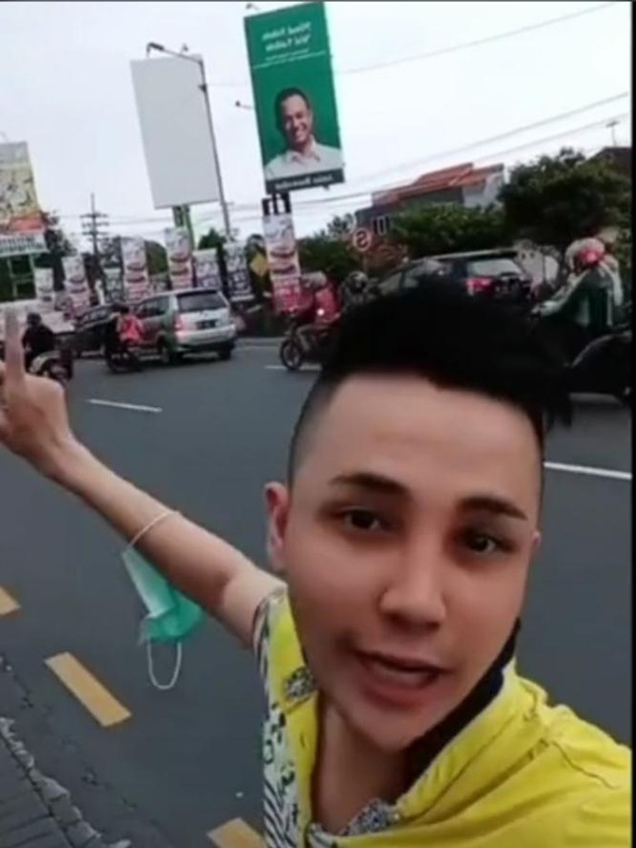 Viral Pemuda Sindir Baliho Anies Baswedan Orang Yaman di Surabaya