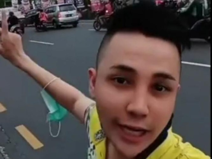 Viral Pemuda Sindir Baliho Anies Baswedan Orang Yaman di Surabaya