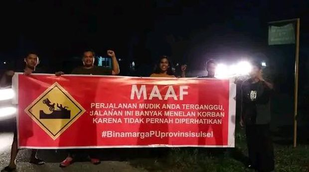 Warga Burau saat memasang spanduk protes Jalan Trans Sulawesi di wilayah mereka rusak (Dok. Istimewa)