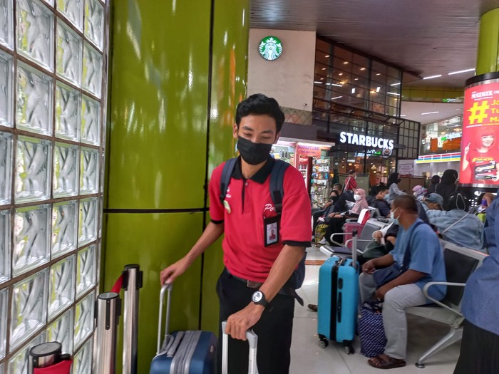 Agus, porter di Stasiun Gambir, Jakarta Pusat.