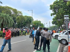 Aksi di KPU Bubar, Massa Buruh Konvoi ke May Day Fiesta di Kuningan