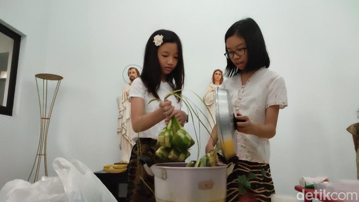 Anak-anak Bina Iman Gereja Santo Yohanes membuat dan membagikan ketupat lebaran untuk warga muslim.