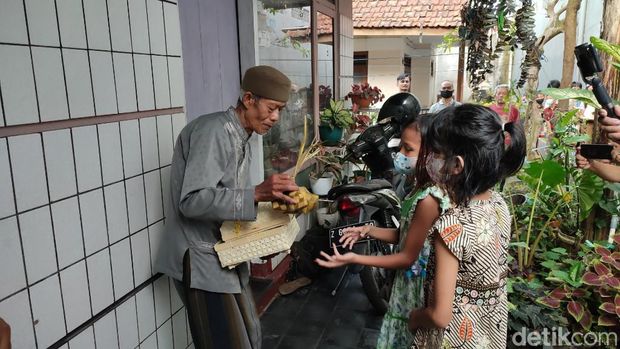 Anak-anak Bina Iman Gereja Santo Yohanes membuat dan membagikan ketupat lebaran untuk warga muslim.