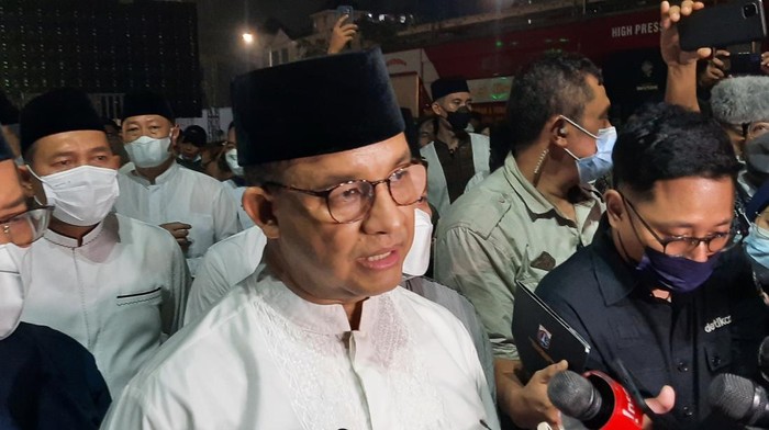 Anies Baswedan saat malam takbiran di JIS