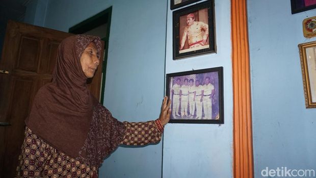 Antina memandang foto mendiang Asmuni di Warung Cingur'e Asmuni