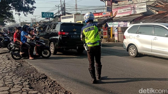 Aparat kepolisian akan menempatkan personel di lokasi jalan yang rusak, mirip tanggul yang bergelombang di ruas utama Jalan Raya Bogor - Sukabumi.