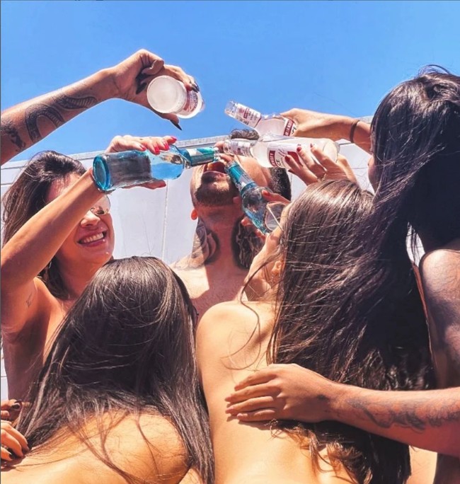 Arthur juga bercerita kalau salah satu istrinya punya kecenderungan menjadi dominan saat bercinta. Hal itu membuat sesi bercinta makin menyenangkan karena dia mengaku suka wanita yang berani mengatakan apa yang dia mau. Foto: Instagram/@arthurourso