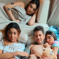 Rumah baru Arthur yang disebutnya sebagai ‘free love mansion’ itu mendapatkan coretan bernada kebencian. Tulisan vandalisme yang dicoret ke dinding tersebut meminta istri-istrinya untuk pergi. Foto: Instagram/@arthurourso