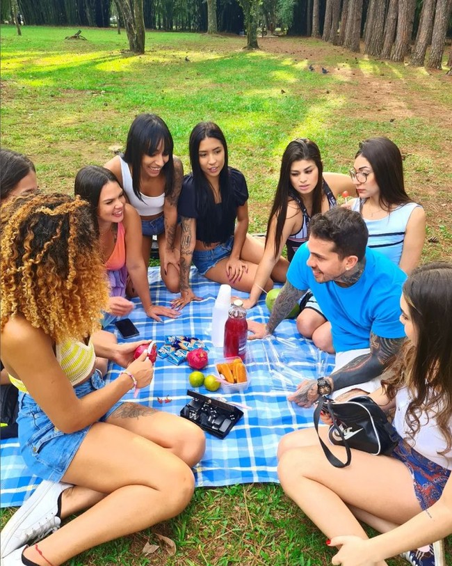 Influencer dan model berusia 36 tahun ini mengungkapkan bahwa dia baru saja menceraikan empat istrinya. Kini dia hanya memiliki empat istri sah. Foto: Instagram/@arthurourso