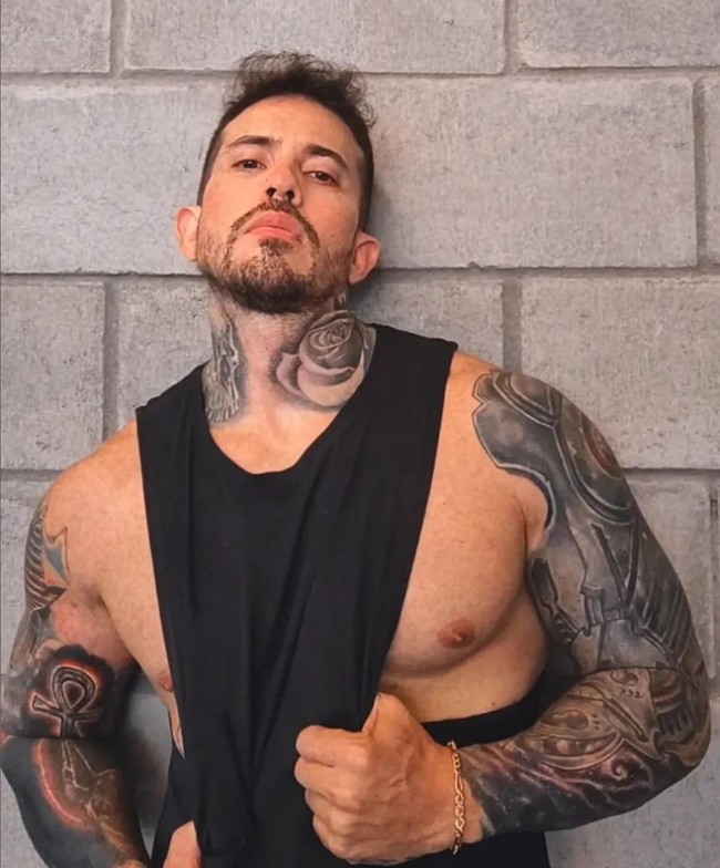 Arthur menikahi sembilan wanita sekaligus dalam upacara pernikahan Katolik pada November 2021.  Foto: Instagram/@arthurourso