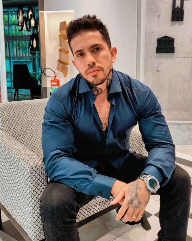 Ia mengaku terpaksa menerapkan jadwal seks agar semua istrinya terpuaskan secara batin. Foto: Instagram/@arthurourso