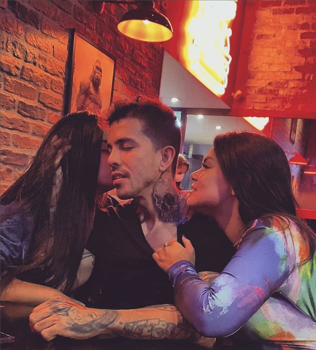 Namun ikatan pernikahan mereka tidak resmi secara negara karena praktik poligami dianggap ilegal di Brasil. Foto: Instagram/@arthurourso