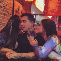 Namun ikatan pernikahan mereka tidak resmi secara negara karena praktik poligami dianggap ilegal di Brasil. Foto: Instagram/@arthurourso