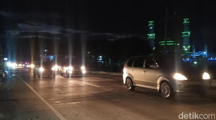 Arus lalu lintas saat malam takbiran di Jalan Raya Blega meningkat.