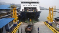 Sebuah kendaraan bersiap menaiki kapal penyeberangan di Pelabuhan Merak.