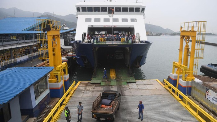Sejumlah kendaraan bersiap menaiki kapal penyeberangan di Pelabuhan Merak, Banten, Minggu (1/5/2022). Arus mudik pada H-1 lebaran di Pelabuhan Merak terpantau lengang dan tidak ada penumpukan kendaraan maupun penumpang. ANTARA FOTO/Akbar Nugroho Gumay/wsj.