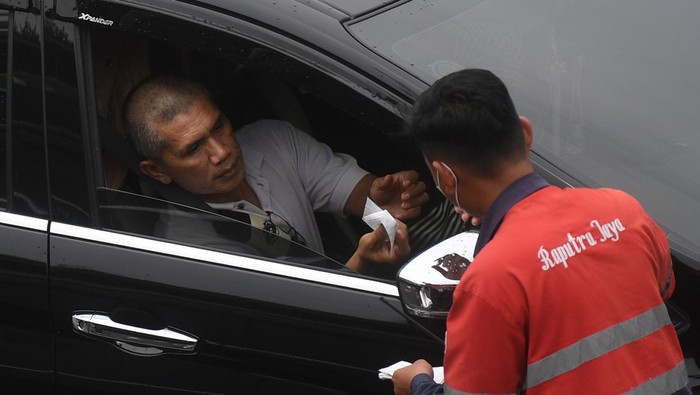 Sejumlah kendaraan bersiap menaiki kapal penyeberangan di Pelabuhan Merak, Banten, Minggu (1/5/2022). Arus mudik pada H-1 lebaran di Pelabuhan Merak terpantau lengang dan tidak ada penumpukan kendaraan maupun penumpang. ANTARA FOTO/Akbar Nugroho Gumay/wsj.