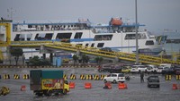 Berbeda dengan hari sebelumnya di mana puncak arus mudik pada H-2 dan H-3, kendaraan menumpuk di pelabuhan. Bahkan kemacetan mengular sejak pintu keluar tol merak dan jalan arteri. Pemudik terjebak macet berjam-jam untuk masuk pelabuhan dan kapal.