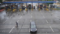 Sejumlah kendaraan terlihat di pintu masuk Pelabuhan Merak, Banten, Minggu (1/5/2022). Nampak tidak ada antrean panjang.