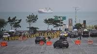 Arus mudik pada H-1 lebaran di Pelabuhan Merak terpantau lengang dan tidak ada penumpukan kendaraan.