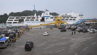 Sejumlah kendaraan antre untuk menaiki kapal. Pemandangan berbeda jika dibanding dengan hari sebelumnya, di mana kendaraan menumpuk di pelabuhan.