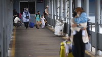 Sejumlah calon penumpang tanpa kendaraan berjalan menuju ke kapal penyeberangan.