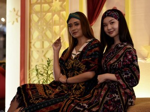 Mbois Rek, Desainer Asal Surabaya Rancang Kaftan dari Tenun NTT