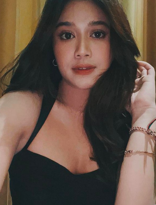 Kejadiannya terjadi sesaat sebelum Brisia Jodie tampil di panggung. Kamu cakep sih mukanya, tapi badan kamu tuh sudah nggak nafsuin lagi, gitu-gitu, ujar Brisia saat tampil di YouTube Gritte Agatha, menirukan perkataan sang kru TV. (Foto: Instagram/@brisiajodie96)