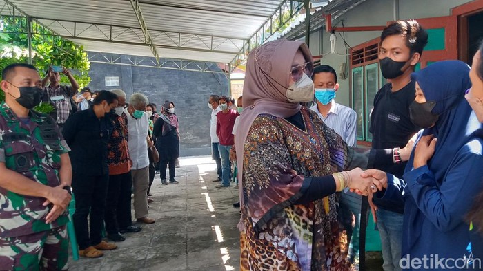 Bupati Klaten Sri Mulyani berkunjung ke rumah Danang Eko, warga yang meninggal usai tak dipinjami ambulnas dari puskesmas, Minggu (1/5/2022).