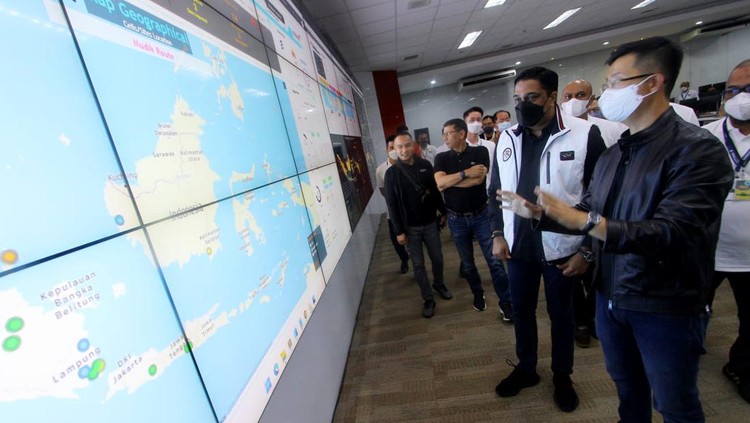 Indosat Ooredoo Hutchison (IOH) membuktikan komitmennya untuk berikan layanan terbaik bagi para pelanggan setianya khususnya di trafik jaringan libur lebaran.

Komitmen memberikan pengalaman telekomunikasi digital terbaik bagi pelanggan, khususnya di masa libur lebaran tahun ini, IOH mengaktifkan command center fisik terpusat sejak H-3 lebaran. Dengan dukungan lebih dari 2.000 petugas teknis yang bersiaga sepanjang waktu, tim IOH Network Operation Center (INOC) dan IOH Service Operation Center (ISOC) akan memantau ketersediaan dan kualitas jaringan secara nasional selama 24/7.