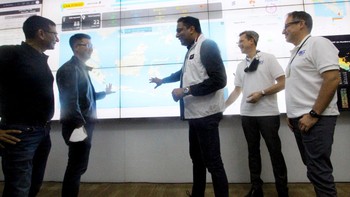 Hadir President Director & CEO IOH, Vikram Sinha, Chief Digital Officer IOH, Sanjeev Rawat dan SVP-Head of Network Operations IOH, Agus Sulistio, saat meninjau IOH Network Operation Center (INOC) di Kantor Pusat Indosat Ooredoo Hutchison Jakarta (1/5).