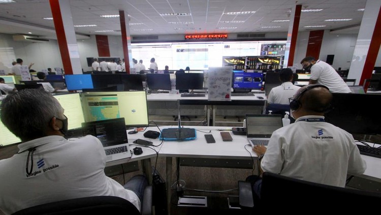 Cek Kesiapan Jaringan Jelang Lebaran Indosat Ooredoo Hutchison (IOH) membuktikan komitmennya untuk berikan layanan terbaik bagi para pelanggan setianya khususnya di trafik jaringan libur lebaran.
Komitmen memberikan pengalaman telekomunikasi digital terbaik bagi pelanggan, khususnya di masa libur lebaran tahun ini, IOH mengaktifkan command center fisik terpusat sejak H-3 lebaran. Dengan dukungan lebih dari 2.000 petugas teknis yang bersiaga sepanjang waktu, tim IOH Network Operation Center (INOC) dan IOH Service Operation Center (ISOC) akan memantau ketersediaan dan kualitas jaringan secara nasional selama 24/7.
