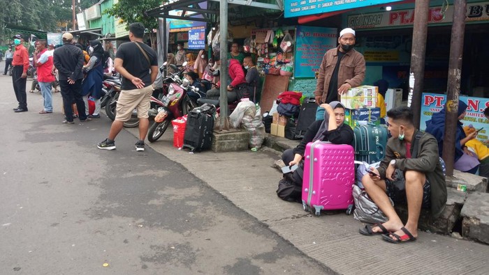 Satu hari menjelang Lebaran 2022, situasi di Terminal Bekasi tidak ada penumpukan dan beraktivitas normal. Pemudik yang baru bisa berangkat hari ini mengaku rela Lebaran di jalan karena perjalanan yang ditempuh cukup jauh.