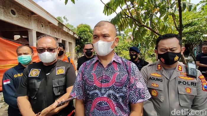 Direskrimum Polda Jatim Kombes Pol Totok Suhariyanto saat memberikan keterangan.