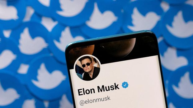 Elon Musk's Twitter profile is seen on a smartphone placed on printed Twitter logos in this picture illustration taken April 28, 2022. REUTERS/Dado Ruvic/Illustration