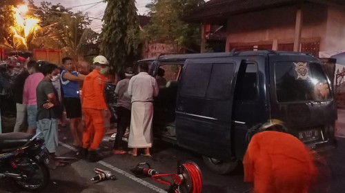 Proses evakuasi kecelakaan tunggal mobil Suzuki Carry minibus terjadi di Jalan Raya Subagan, Kelurahan Subagan, Kabupaten Karangasem.