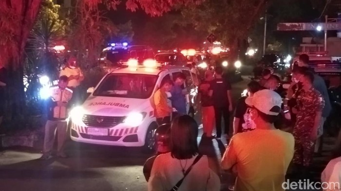 Evakuasi korban keracunan massal di Solo, Minggu malam (1/5/2022).