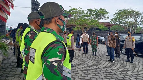 Forkompinda Tabanan melakukan pemantauan pos pengamanan di areal wisata Tanah Lot, Minggu (1/5/22) sore.