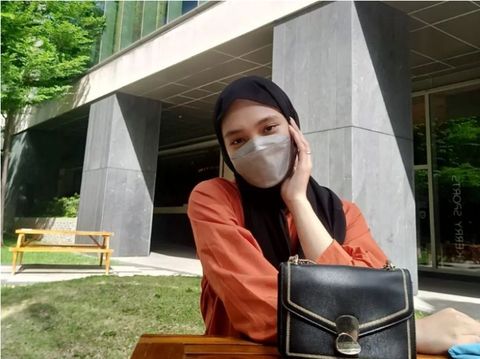 Foto Haifa yang mantap menjadi mualaf dan langsung berhijab.