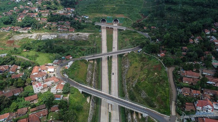 Foto Udara Jalur Mudik Fungsional Tol Cisumdawu Kendaraan memasuki jalur mudik fungsional ruas Pamulihan-Cimalaka Jalan Tol Cileunyi-Sumedang-Dawuan (Cisumdawu) di Pamulihan, Kabupaten Sumedang, Jawa Barat, Sabtu (30/4/2022). Pemerintah Provinsi Jawa Barat membuka ruas Jalan Tol Cisumdawu Pamulihan-Cimalaka secara gratis untuk mencegah kemacetan di Kawasan Cadas Pangeran yang sedang mengalami longsor. ANTARA FOTO/Raisan Al Farisi/tom.