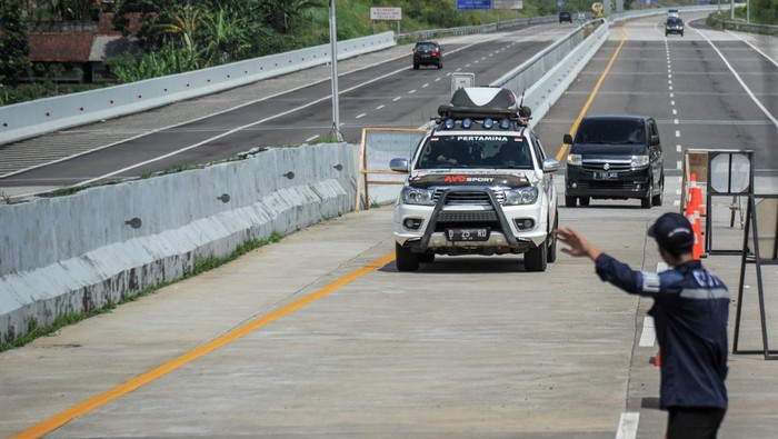 Foto Udara Jalur Mudik Fungsional Tol Cisumdawu Kendaraan memasuki jalur mudik fungsional ruas Pamulihan-Cimalaka Jalan Tol Cileunyi-Sumedang-Dawuan (Cisumdawu) di Pamulihan, Kabupaten Sumedang, Jawa Barat, Sabtu (30/4/2022). Pemerintah Provinsi Jawa Barat membuka ruas Jalan Tol Cisumdawu Pamulihan-Cimalaka secara gratis untuk mencegah kemacetan di Kawasan Cadas Pangeran yang sedang mengalami longsor. ANTARA FOTO/Raisan Al Farisi/tom.