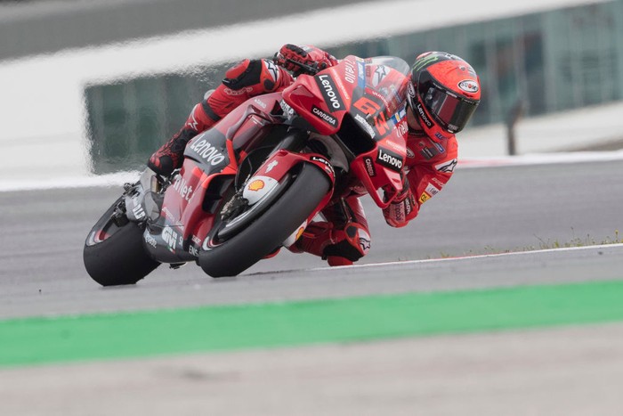 LAGOA, ALGARVE, PORTUGAL - APRIL 24: Francesco Bagnaia of Italy and Ducati Lenovo Team rounds the bend  during the MotoGp race during the MotoGP Of Portugal - Race at Autodromo do Algarve on April 24, 2022 in Lagoa, Algarve, Portugal. (Photo by Mirco Lazzari gp/Getty Images)