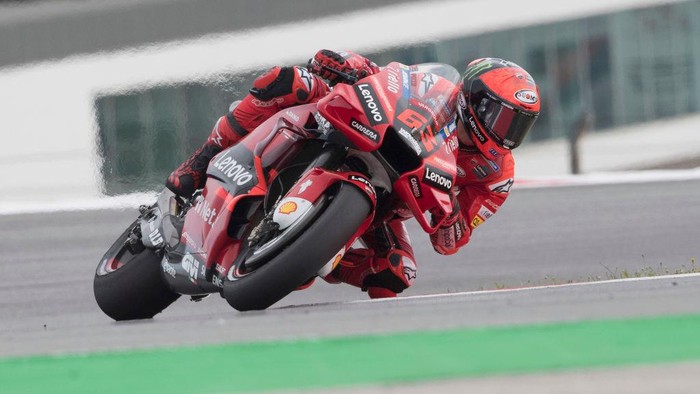 LAGOA, ALGARVE, PORTUGAL - APRIL 24: Francesco Bagnaia of Italy and Ducati Lenovo Team rounds the bend  during the MotoGp race during the MotoGP Of Portugal - Race at Autodromo do Algarve on April 24, 2022 in Lagoa, Algarve, Portugal. (Photo by Mirco Lazzari gp/Getty Images)