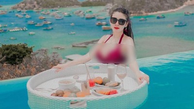 Dukung Hotman Paris, Ini Gaya Bella Sulian Saat Nikmati Floating Breakfast