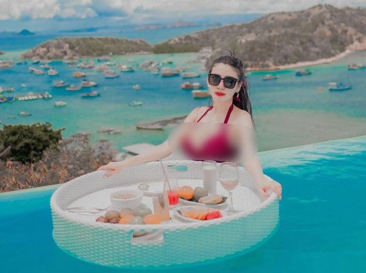 Dukung Hotman Paris, Ini Gaya Bella Sulian Saat Nikmati Floating Breakfast