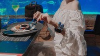 Memesan menu hidangan penutup manis tak pernah dilewatkan oleh Bella Sulian. Saat makan di restoran bawah laut pun, Bella Sulian terlihat memesan beberapa potong kue yang menggiurkan. Foto: Instagram/bellasulian
