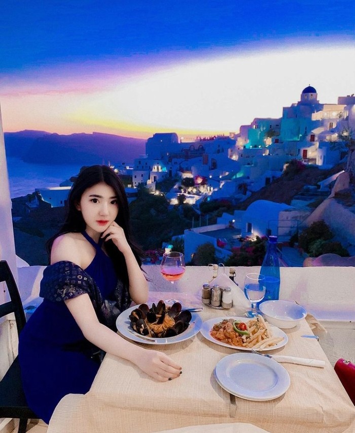Dukung Hotman Paris, Ini Gaya Bella Sulian Saat Nikmati Floating Breakfast