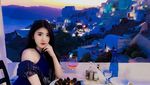 Dukung Hotman Paris, Ini Gaya Bella Sulian Saat Nikmati Floating Breakfast