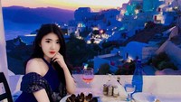 Bella Sulian yang juga hobi traveling ke luar negeri tidak pernah menyia-nyiakan kesempatan untuk tidak kulineran. Mendatangi Santorini, Bella Sulian datang ke restoran yang cantik untuk makan malam. Foto: Instagram/bellasulian